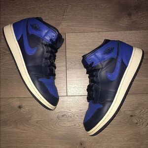 Air Jordan 1 Black /Hyper Royal school size6.5-woman 7.5-8 yeezy dunk Nike